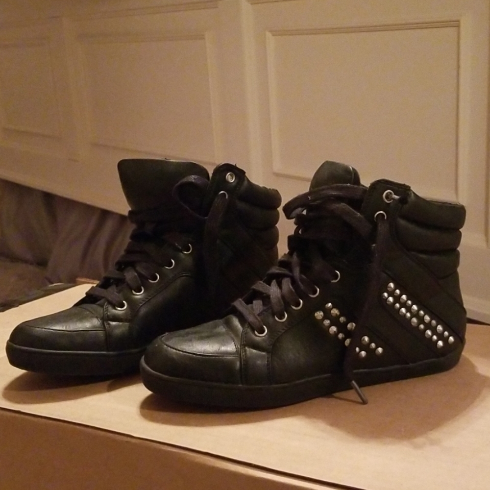Black high too sneakers
